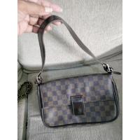 ราคา READY preloved กระเป๋าสะพายสีน้ําตาล (28940517768)