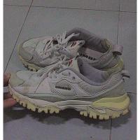 ราคา รองเท้าผ้าใบมือสอง umbro รุ่น bumpy รองเท้า dad shoes (17594547589)