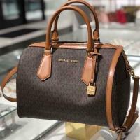 ราคา กระเป๋าสะพายทรงหมอน​ใบใหญ่​ Michael Kors​ (10804619394)