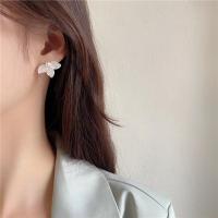 ราคา YooHaeng - CLAIRE ต่างหูสตั๊ดเซรามิกเกาหลี S925 เข็มเงินดอกไม้มุก A0260 (50603758562)