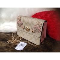 ราคา กระเป๋าสะพาย Coach ของแท้จาก USA Coach BOWERY CROSSBODY IN SIGNATURE CANVAS WITH #HEART APPLIQUE COACH F51332 (1969583051)