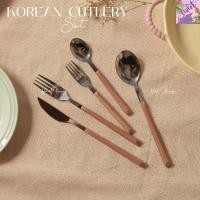 ราคา Violet Flamingo ชุดช้อนส้อมมีด ช้อนส้อมขนมสไตล์เกาหลี Korean Cutlery Set วัสดุสแตนเลส 304 อย่างดี ด้ามจับไม้ น้ำหนักเบา (41122987696)