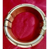 ราคา กำไลเก่าโบราณงาช้างหุ้มทองเหลืองสลักลายเก่า (13130331544)