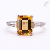 ราคา แหวนซิทรีนเอมเมอรัลคัทบ่าข้าง Citrine Emerald Cut Side Cubic Zirconia Ring WG (26658798433)