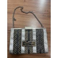 ราคา กระเป๋าสะพาย Guess สายโซ่ (20370481436)