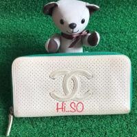 ราคา กระเป๋าสตางค์ “CHANEL”ซิปรอบหนังสีขาว ขอบเขียว สภาพใช้งาน (1657390936)