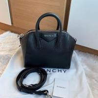 ราคา Very good condition Givenchy mini antigona ปี15 ถอดสายได้ สภาพดีค่ะ ใช้งานมาทั่วไป มุมไม่ถลอก ภายในสะอาด (2494871803)