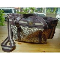 ราคา กระเป๋าสะพายสีลายดีไซน์สวย มีช่องใส่ของ2ช่อง และช่องซิป1 ช่อง Tommy Hilfiger ของแท้100% ของใหม่ (6018017348)