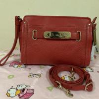 ราคา Coach 53032 Red สะภาพดี 90% หนังยังสวยอยู่ทรงค่ะ ถอดสายทำคลัชได้ลดราคาไปเลย (2735300409)