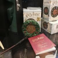 ราคา มินิทอยแฮร์รี่พอตเตอร์ harry potter hogwarts christmas wreath& wand set ที่แขวนมีไฟได้ มาพร้อมไม้กายสิทธิ์ *กล่องมีตำหนิ (17013317687)