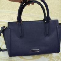 ราคา ลดราคาสุดๆ กระเป๋าสะพาย สีน้ำเงิน charles & keith ใช้แล้ว สภาพดีมาก (1517765069)