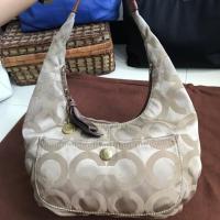 ราคา Coach แท้ สะอาดพร้อมใช้. 400บาท กว้าง 12นิ้วสูง9นิ้ว (6813933600)