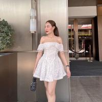 ราคา เดรสสั้นแต่งระบายอก2ชั้นแทรกผสมผ้าแก้ว ซิปหลัง สายเดี่ยวร้อยเเละผูกโบว์เอง งานมีซับในทั้งตัว (22833701530)