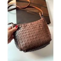 ราคา สินค้าพร้อมส่ง New Bottega crossbody หนังแกะ สายปรับได้ มีซิปบน ขนาด 9 x 8 นิ้ว อปก. ถุงผ้า + แคร์การ์ด (8642643813)