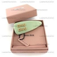 ราคา : New!! Miu Miu Hair Clip‼️ก่อนกดสั่งรบกวนทักมาเช็คสต๊อคก่อนนะคะ‼️ (43000705294)