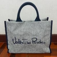 ราคา กระเป๋าผ้า Valentino rudy two way shoulder bag (New Condition) 600 บาท (22976726784)