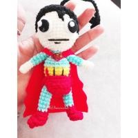 ราคา พวงกุญแจตุ๊กตาซุปเปอร์แมนถักไหมพรม ขนาด 4 นิ้ว superman crochet keychain 4 inch (553884372)