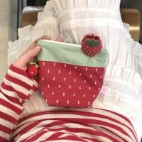 ราคา [Pre-order] Isummerly love berry pouch กระเป๋าสตอเบอร์รี่แบบน้องวอนฮีกับน้องเรย์ (56552141611)