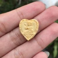 ราคา งาแกะนางกวักในรูปหัวใจหลวงพ่อโมย วัดดอนไร่ มีหักซ่อม สวยงามดี (16698976636)