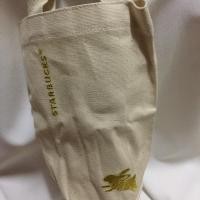 ราคา (แท้)Starbucks กระเป๋าผ้าปักกระต่ายสีทอง สวยมากกก พื้นกลม สำหรับใส่แก้วน้ำ (3517462318)