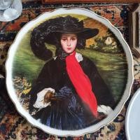 ราคา จานโชว์ใบใหญ่ขอบทองพิมพ์งานศิลปิน พิมพ์มือจากอังกฤษมีตำหนิขอบจานแตกบิ่น แต่ผ่านการซ่อมมาแล้วค่ะ (21070759546)