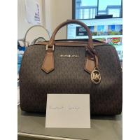ราคา Michael Kors ทรงหมอน ขนาด 12 นิ้ว (9715260794)