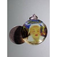 ราคา Antig Super 032 จี้ห้อยคอ ล็อกเก็ตแก้วใส 2 หน้า นักบวช ชาวมองโกเลีย ขนาดเมื่อเทียบกับเหรียญบาท หายาก (23383324191)