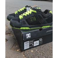 ราคา รองเท้าสเก็ต DC Stag สีดําสีเขียว Suede Mens Hip Hop คู่ Street สเก็ตบอร์ดรองเท้าผ้าใบ Sticky ยาง Sole Street Globe ความกว้างรองเท้า laces สเก็ตยี่ห้อสติกเกอร์ (57800780692)