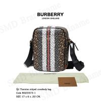 ราคา BURBERRY กระเป๋าสะพายข้างผู้ชาย รุ่น Thornton striped crossbody bag Code: 8023573 1 (18106981171)