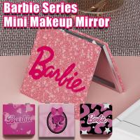 ราคา ตุ๊กตาบาร์บี้ชุดกระจกแต่งหน้าแบบพกพามือกระจกตุ๊กตาบาร์บี้มินิพ็อกเก็ตกระจกแต่งหน้าโต๊ะเครื่องแป้งกระจกขนาดกะทัดรัดเครื่องมือเครื่องสําอางเดินทางอุป (42716815436)