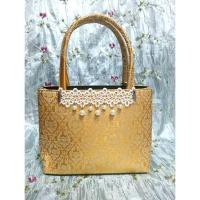 ราคา กระเป๋าผ้าไหมสีทอง ทอลายไทย แต่งผ้าลูกไม้ประดับไข่มุกสีขาว (27775120990)