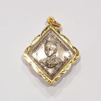 ราคา A185 เหรียญรุ่นแรก กรมหลวงชุมพร ที่ระฦกงานพระเมรุ ณ ท้องสนามหลวง ปี2466 เลี่ยมทองไมครอนกันน้ำ (49304455502)