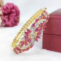 ราคา ส่งฟรี กำไลทับทิมดอกไม้คั่นเพชร เครื่องประดับไทย พูนทรัพย์ มีใบรับประกัน BD197B500 (25080728232)