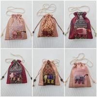 ราคา กระเป๋าหูรูด ผ้าไหมแท้ ไหมเทียม ผ้าทอ ตกแต่งตุ๊กตาช้าง (เซ็ต3) ราคา 69.- (25810623529)