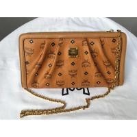 ราคา Mcm Clutch รุ่นหมุด แท้ สวยมาก (5219477964)