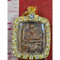 ราคา พระหลวงพ่อปานขี่ไก่หางพวงเนื้อดินเผากรุวัดพระศรีมหาธาตุพร้อมกรอบทองไมครอน (25147721479)