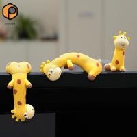 ราคา [สวย] ชุดตุ๊กตายีราฟน่ารัก 4 ชิ้นตกแต่งหน้าจอคอมพิวเตอร์สําหรับชั้นวางเดสก์ท็อป (50953224298)