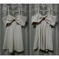 ราคา มินิเดรส party,ออกงาน สายเดี่ยวเปิดไหล่ อกแต่งโบว์ สีครีม มือสอง :Mini dress with bow (used) (24011415367)