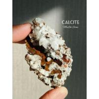 ราคา แคลไซต์ ก้อนผลึกธรรมชาติ ผลึกเล็กๆ เรียงตัวในชั้นเเผ่นหินสีเเดงเป็นชั้นๆ เป็นลวดลายธรรมชาติที่สวยงามมาก (42128442781)