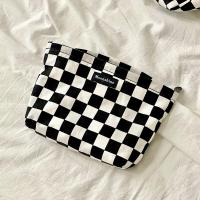 ราคา ✨พร้อมส่ง✨กระเป๋าใส่ของ กระเป๋าใส่ดินสอ เครื่องสำอางค์ ลายตาราง ขาวดำ (13416449392)