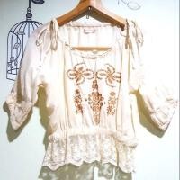 ราคา เสื้อปัก คอปรับรูดได้ ผูกโบว์ เอวจั๊ม แต่งชายลูกไม้ วินเทจ (1967949991)