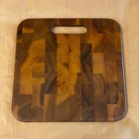 ราคา เขียงไม้ฉำฉา 12x12 นิ้ว ผลิตจากไม้ฉำฉา สีเข้มอ่อนแตกต่างกันตามลวดลายธรรมชาติไม้ (28303559828)