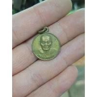 ราคา เหรียญกลมเล็กหลวงปู่ทองมา ถาวโร วัดสว่างท่าสี จังหวัดร้อยเอ็ด รุ่นอุดมทรัพย์ สร้างปี 2548 เนื้อทองเหลือง (24968419440)