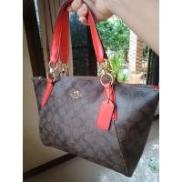 ราคา กระเป๋าถือหนังแท้ 100% แบรนด์แท้ coach ไซส์ 10 นิ้ว สูง 9.5 นิ้ว สภาพสวยๆ ซับในสะอาด มาพร้อมป้ายแบรนด์ แท็ก (16045629010)