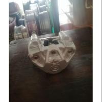 ราคา ปั้มเบรคล่าง​ BREMBO 10A CNC ปั้มผีเสื้อ​ ปั้มล่าง ปั้มแต่ง​ ใส่ได้ทุกรุ่น​พร้อมผ้าเบรก (5823216144)