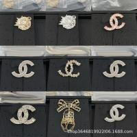 ราคา เข็มกลัดสไตล์ชาแนลยุโรปอเมริกันจาก Xiangjia ออกแบบเหมือนตัวอักษร C คู่ หรูหราและทันสมัย เหมาะสำหรับทุกโอกาส (48055651255)