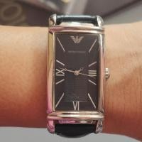 ราคา นาฬิกามือสอง Emporio Armani Classic Watch ทรง tank สี่เหลี่ยม หน้าปัดสีดำทรงวี่เหลี่ยม ระบบควอตซ์ ใส่ได้ทั้งชายและหญิง (16258793829)