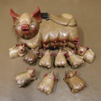 ราคา ครอบครัวหมู หมูไม้แกะสลัก ชุดเซตครอบครัวหมู แม่หมูให้นมลูก ลูกหมู9ตัว แกะจากไม้สัก ยาว32ซม. สีแว็ค (เซต 10ตัว) (12214769754)