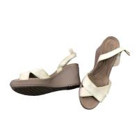 ราคา รองเท้าลำลองส้นเตารีด Crocs มือสอง size36 (25617146472)