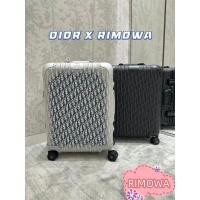 ราคา กระเป๋าเดินทางแบบถือขึ้นเครื่อง กระเป๋าเดินทาง หรือสัมภาระที่โหลดใต้เครื่อง ซึ่งเกิดจากการร่วมมือระหว่าง RIMOWA และ Dior (43177052146)
